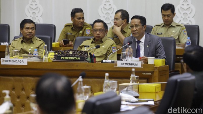 Menteri Dalam Negeri Tito Karnavian bersama Menteri Hukum Supratman Andi Agtas menyampaikan paparan pada rapat kerja dengan Badan Legislasi DPR di Kompleks Parlemen, Senayan, Jakarta, Senin (18/11/2024). Rapat tersebut membahas Rancangan Undang-Undang (RUU) Perubahan atas Undang-Undang (UU) Nomor 2 Tahun 2024 tentang Provinsi Daerah Khusus Jakarta (DKJ).