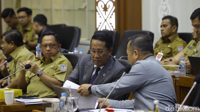 Menteri Dalam Negeri Tito Karnavian bersama Menteri Hukum Supratman Andi Agtas menyampaikan paparan pada rapat kerja dengan Badan Legislasi DPR di Kompleks Parlemen, Senayan, Jakarta, Senin (18/11/2024). Rapat tersebut membahas Rancangan Undang-Undang (RUU) Perubahan atas Undang-Undang (UU) Nomor 2 Tahun 2024 tentang Provinsi Daerah Khusus Jakarta (DKJ).