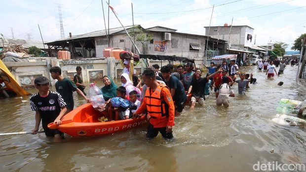 Banjir luapan air laut atau rob merendam permukiman di Muara Angke, Jakarta Utara. Menurut BPBD Jakarta, rob tersebut karena fenomena pasang maksimum air laut bersamaan dengan fase bulan baru, Senin (18/11/2024).