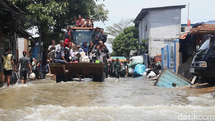 Banjir luapan air laut atau rob merendam permukiman di Muara Angke, Jakarta Utara. Menurut BPBD Jakarta, rob tersebut karena fenomena pasang maksimum air laut bersamaan dengan fase bulan baru, Senin (18/11/2024).
