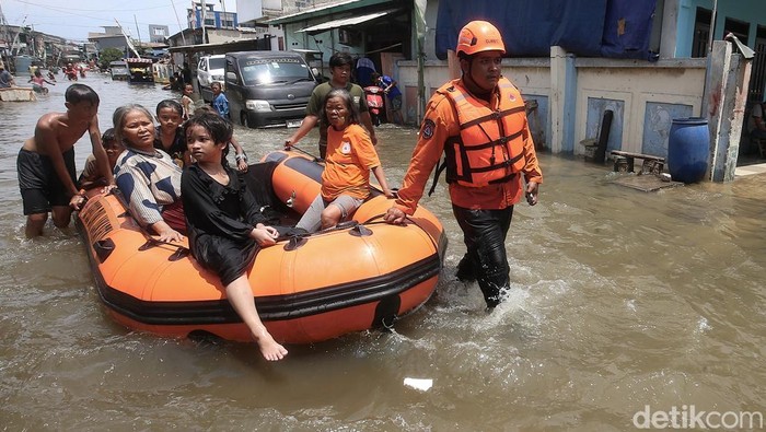 Banjir luapan air laut atau rob merendam permukiman di Muara Angke, Jakarta Utara. Menurut BPBD Jakarta, rob tersebut karena fenomena pasang maksimum air laut bersamaan dengan fase bulan baru, Senin (18/11/2024).