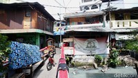 Rumah-rumah warga di kawasan tersebut tampak padat.  