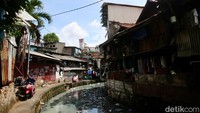 Rumah-rumah di kawasan sangat padat hingga berhimpitan.  