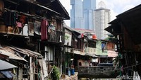 Kondisi permukiman padat itu menggambarkan kesenjangan nyata dalam penataan kota, terutama untuk masyarakat berpenghasilan rendah.  