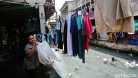 Pengamat Tata Kota Nirwono Yoga mengatakan penyebab fenomena permukiman padat penduduk yang tidak layak adalah keterbatasan lahan dan harga tanah yang mahal.  