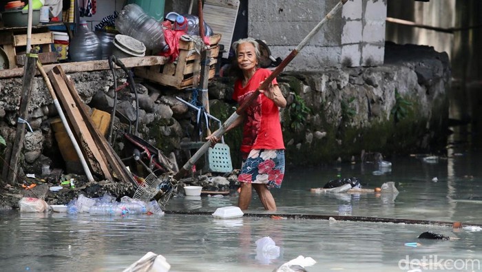 Potret Permukiman Padat yang Masih Jadi PR di Jakarta Suasana pemumiman padat penduduk di kawasan Jakarta Pusat, Senin (18/11/2024).