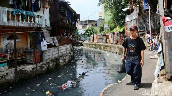 Suasana pemumiman padat penduduk di kawasan Jakarta Pusat, Senin (18/11/2024).