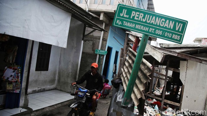 Permukiman padat penduduk masih menjadi masalah di Jakarta. Salah satu wilayah dengan permukiman padat berada di Tanah Merah, Koja.