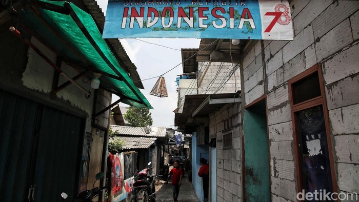 Potret Permukiman Padat yang Masih Menjadi Masalah di Jakarta Permukiman padat penduduk masih menjadi masalah di Jakarta. Salah satu wilayah dengan permukiman padat berada di Tanah Merah, Koja.