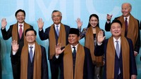 Dalam keterangan resmi Biro Pers Sekretariat Presiden, terlihat Prabowo dan para pemimpin dunia berdiri di panggung undakan berkarpet merah. Prabowo tampak mengenakan syal wol vicuna berkelir cokelat lengkap dengan peci.