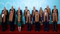 Presiden Prabowo Subianto mengikuti Leaders Retreat Konferensi Tingkat Tinggi (KTT) Kerja Sama Ekonomi Asia-Pasifik (APEC) 2024 yang digelar di Lima, Peru, sejak beberapa hari lalu. Dalam rangkaian acara itu terdapat sesi family photo yang diikuti Prabowo bersama pemimpin ekonomi dunia.