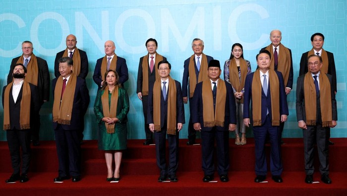 Potret Presiden Prabowo Foto Bareng Pemimpin Negara di KTT APEC Philippines' Acting Secretary of the Department of Trade and Industry Cristina A. Roque, Russia's Deputy Prime Minister Alexei Overchuk, Papua New Guinea's Deputy Prime Minister John Rosso, New Zealand's Prime Minister Christopher Luxon, Singapore Prime Minister Lawrence Wong, Taiwan's APEC representative Lin Hsin-i, Thailand's Prime Minister Paetongtarn Shinawatra, U.S. President Joe Biden, Vietnam's President Luong Cuong, Australia's Prime MInister Anthony Albanese, Brunei's Sultan Hassanal Bolkiah, Canada's Prime Minister Justin Trudeau, Chile's President Gabriel Boric, Chinese President Xi Jinping, Peru's President Dina Boluarte, Hong Kong Chief Executive John Lee, Indonesia's President Prabowo Subianto, South Korea's President Yoon Suk Yeol, Malaysia's Prime Minister Anwar Ibrahim pose for a family photo during the APEC summit in Lima, Peru, November 16, 2024. REUTERS/Leah Millis
