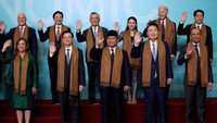 Prabowo berdiri di barisan depan. Ia tampak diapit Kepala Eksekutif Hong Kong John Lee dan Presiden Republik Korea Yoon Suk Yeol.