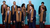 Sementara, di sisi paling kiri terlihat PM Malaysia Anwar Ibrahim. Di barisan kedua, tampak Joe Biden yang juga ikut berfoto.