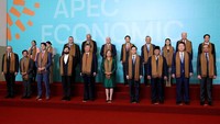 Pejabat Sekretaris Departemen Perdagangan dan Industri Filipina Cristina A. Roque, Wakil Perdana Menteri Rusia Alexei Overchuk, Wakil Perdana Menteri Papua Nugini John Rosso, Perdana Menteri Selandia Baru Christopher Luxon, Perdana Menteri Singapura Lawrence Wong, Perwakilan APEC Taiwan Lin Hsin-i, Perdana Menteri Thailand Paetongtarn Shinawatra, Presiden AS Joe Biden, Presiden Vietnam Luong Cuong, Perdana Menteri Australia Anthony Albanese, Sultan Brunei Hassanal Bolkiah, Perdana Menteri Kanada Justin Trudeau, Presiden Cile Gabriel Boric, Presiden Tiongkok Xi Jinping, Presiden Peru Dina Boluarte, Kepala Eksekutif Hong Kong John Lee, Presiden Indonesia Prabowo Subianto, Presiden Korea Selatan Yoon Suk Yeol, Perdana Menteri Malaysia Anwar Ibrahim berpose untuk foto bersama selama KTT APEC di Lima, Peru, Minggu (17/11/2024).
