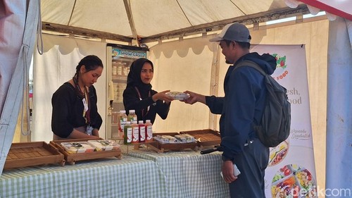 Salah seorang tengah berbelanja di salah satu stan kuliner yang ada di Kota Mataram, beberapa waktu lalu.