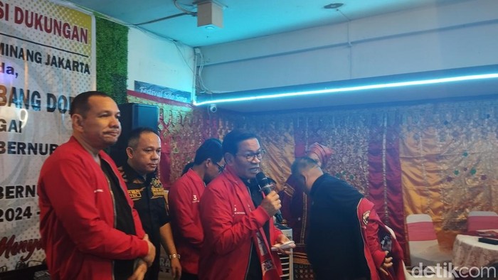 Pramono Anung, mendapat dukungan dari Forum Perantau Minang Jakarta. Pramono mengaku akan mempermudah izin usaha. (Fawdi/detikcom).
