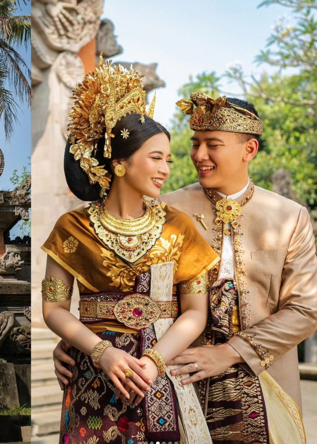 Di look selanjutnya Angela dan Hafiz tampil dalam balutan busana adat Bali yang didominasi warna coklat dan gold. Tampil jadi pengantin Bali, Angela cantik mempesona dengan Payas Agung di kepalanya. Penampilannya juga dilengkapi berbagai aksesori tambahan seperti gelang, kalung, dan cincin. Sementara Hafiz tampil gagah dilengkapi dengan ikat kepala khas pria bali, udeng. Foto: Instagram/@hafizzyakbar