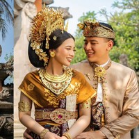 Di look selanjutnya Angela dan Hafiz tampil dalam balutan busana adat Bali yang didominasi warna coklat dan gold. Tampil jadi pengantin Bali, Angela cantik mempesona dengan Payas Agung di kepalanya. Penampilannya juga dilengkapi berbagai aksesori tambahan seperti gelang, kalung, dan cincin. Sementara Hafiz tampil gagah dilengkapi dengan ikat kepala khas pria bali, udeng. Foto: Instagram/@hafizzyakbar