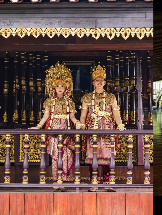 Memilih tema Nusantara, keduanya juga tampil dalam balutan busana adat Palembang. Kompak jadi pengantin Palembang, Angela dan Hafiz tampil dalam balutan busana berwarna ungu tua dan emas. Totalitas, Angela juga mengenakan sunting Palembang di kepalanya. Sementara Hafiz mengenakan mahkota khas pengantin pria Palembang. Foto: Instagram/@hafizzyakbar