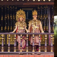 Memilih tema Nusantara, keduanya juga tampil dalam balutan busana adat Palembang. Kompak jadi pengantin Palembang, Angela dan Hafiz tampil dalam balutan busana berwarna ungu tua dan emas. Totalitas, Angela juga mengenakan sunting Palembang di kepalanya. Sementara Hafiz mengenakan mahkota khas pengantin pria Palembang. Foto: Instagram/@hafizzyakbar