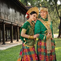 Di foto kali ini Angela dan Iptu Hafiz tampil dalam balutan busana adat Bugis. Mengengenakan atasan berwarna hijau dipadukan dengan berbagai aksesori berwarna gold dan sarung tenun khas Bugis, Angela dan Iptu Hafiz tampil memukau. Foto: Instagram/@hafizzyakbar