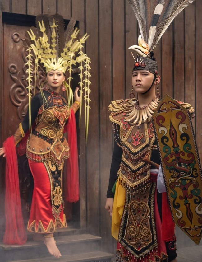 Tak ketinggalan busana adat Kalimantan juga dikenakan oleh Angela dan Hafiz dalam pemotretan prewedding mereka. Mengenakan pakaian adat suku Dayak, keduanya tampil menawan. Cinta selalu terjalin dengan alam, seiring perjalanan kehidupan seperti sungai yang tak ada habisnya. Mencerminkan semangat Dayak yang menjunjung tinggi keharmonisan dengan bumi, kami berjanji untuk saling melindungi, ibarat pohon yang tumbuh berdampingan di hutan Kalimantan.Dalam setiap langkah ke depan, kita akan menjadi hutan yang tidak pernah pudar. Kaya akan cinta, penuh warna, mengakar kuat, dan menawarkan perlindungan selamanya, tulis keterangan unggahannya. Foto: Instagram/@hafizzyakbar