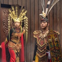 Tak ketinggalan busana adat Kalimantan juga dikenakan oleh Angela dan Hafiz dalam pemotretan prewedding mereka. Mengenakan pakaian adat suku Dayak, keduanya tampil menawan. Cinta selalu terjalin dengan alam, seiring perjalanan kehidupan seperti sungai yang tak ada habisnya. Mencerminkan semangat Dayak yang menjunjung tinggi keharmonisan dengan bumi, kami berjanji untuk saling melindungi, ibarat pohon yang tumbuh berdampingan di hutan Kalimantan.Dalam setiap langkah ke depan, kita akan menjadi hutan yang tidak pernah pudar. Kaya akan cinta, penuh warna, mengakar kuat, dan menawarkan perlindungan selamanya, tulis keterangan unggahannya. Foto: Instagram/@hafizzyakbar