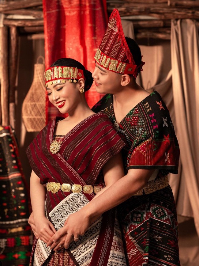 Selanjutnya ada pakaian adat khas Sumatera Utara. Mengenakan pakaian adat Batak Toba, Angela dan Hafiz melengkapi penampilan mereka dengan kain ulos. Angela tampil dengan busana bernuansa merah marun, sementara Hafiz berwarna hitam dengan aksen warna-warni. Foto: Instagram/@hafizzyakbar