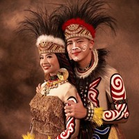 Angela dan Hafiz juga terlihat tampil menjadi pengantin Papua dengan mengenakan baju kurung dan rok rumbai. Penampilannya juga dilengkapi dengan hiasan kepala khas adat Papua. Foto: Instagram/@hafizzyakbar