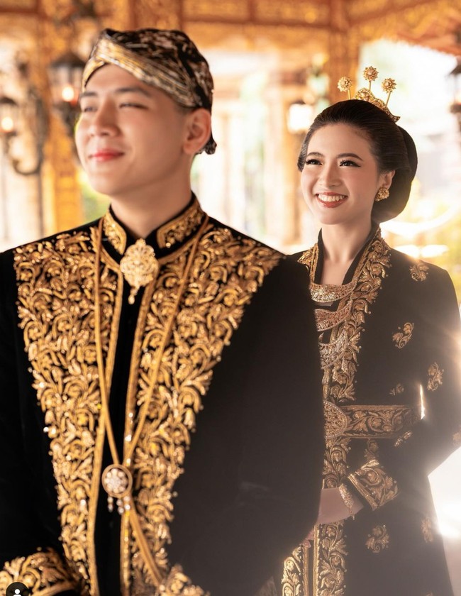 Sebelum resmi menikah, Angela Perkasa dan Iptu Hafiz Prasetia telah menjalani pemotretan prewedding mengenakan beragam busana adat Indonesia. Di look pertama Angela dan Hafiz tampil kompak dalam busana adat Jawa berwarna hitam dan gold. Hafiz melengkapi penampilannya dengan blangkon, sementara Angela terlihat anggun dengan sanggul dan 3 buah cunduk mentul di kepalanya. Foto: Instagram/@hafizzyakbar