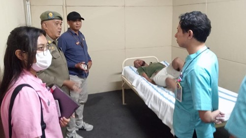 Pria Australia berinisial IR yang linglung akibat mabuk mushroom saat berada di ruang UGD RSUP Ngoerah. (Foto: Istimewa/Satpol PP Badung)