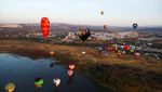 Puluhan Balon Udara Warnai Langit Meksiko