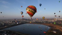 Balon udara terbang di atas taman Metropolitano selama Festival Balon Udara Panas Internasional di Leon, di negara bagian Guanajuato, Meksiko, Sabtu (16/11/2024).  