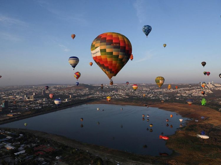 Puluhan Balon Udara Warnai Langit Meksiko