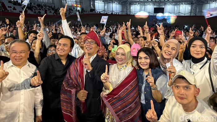 Ridwan Kamil (RK) bersama sang istri, Atalia Praratya menghadiri acara festival batak di Jakarta International Velodrom (JIV). RK dan istri dipasangkan kain ulos. (Kadek/detikcom).