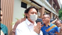 Kehadirannya pertama kali ini adalah untuk menjelaskan soal maksudnya mengajukan pengesahan pernikahan. Foto: Ahsan/detikhot