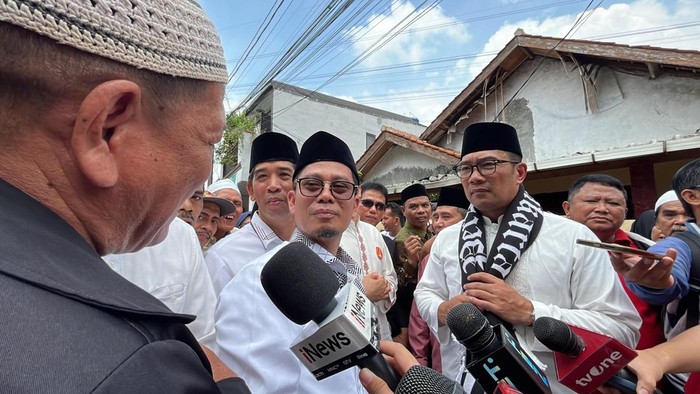 Cagub Jakarta nomor urut 1, Ridwan Kamil (RK), blusukan ke daerah Pejanten Timur, Jakarta Selatan (Jaksel), Senin (18/11/2024). RK menyapa warga di sana dan mengaku dapat syal Persija dari Jakmania.