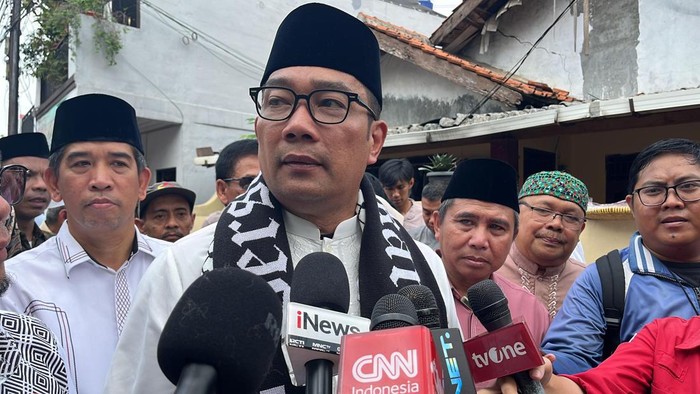 Cagub Jakarta nomor urut 1, Ridwan Kamil (RK), blusukan ke daerah Pejanten Timur, Jakarta Selatan (Jaksel), Senin (18/11/2024). RK menyapa warga di sana dan mengaku dapat syal Persija dari Jakmania.