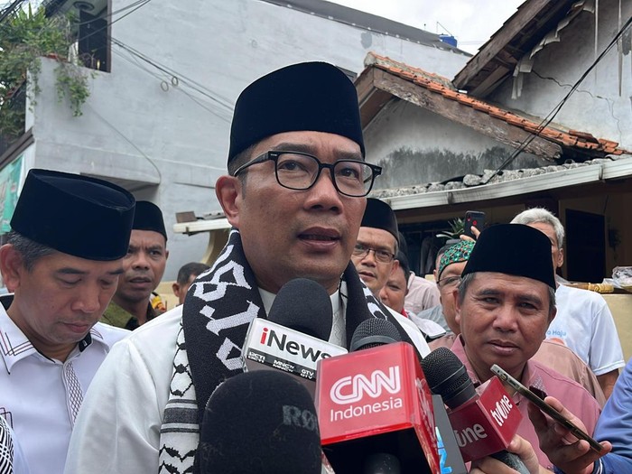 Cagub Jakarta nomor urut 1, Ridwan Kamil (RK), blusukan ke daerah Pejanten Timur, Jakarta Selatan (Jaksel), Senin (18/11/2024). RK menyapa warga di sana dan mengaku dapat syal Persija dari Jakmania.