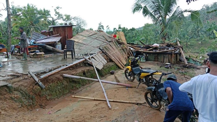 Rumah rusak akibat angin kencang di Gorontalo.