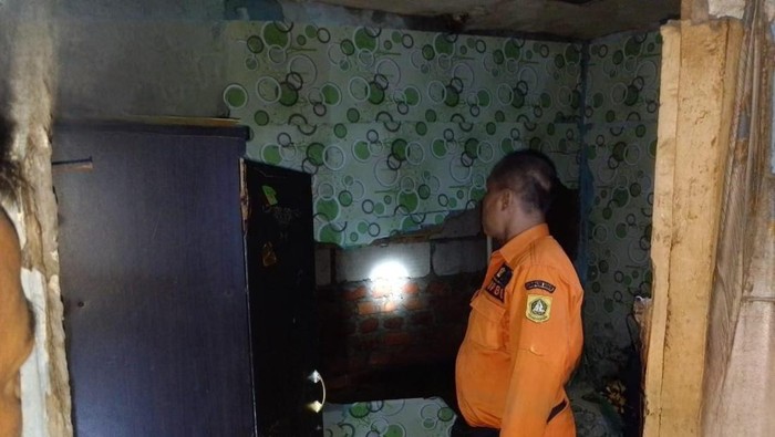 Rumah warga di Ciawi, Bogor ambruk akibat hujan disertai angin kencang.