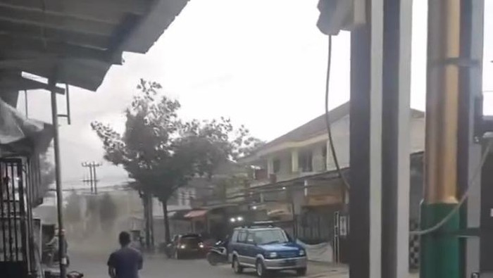 Saat angin kencang dan hujan deras terjang Rancaekek, Kabupaten Bandung.