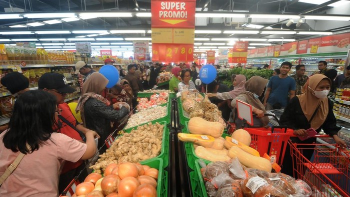 Saat Produk Lokal Banyak Dijual di Ritel Pembeli memilih buah hasil pertanian UMKM Kabupaten Klaten yang dijual di gerai Super Indo, Klaten, Jawa Tengah, Senin (18/11/2024). Kepala Badan Pangan Nasional (Bapanas) Arief Prasetyo menyebut para pelaku bisnis ritel modern telah melakukan kerja sama dengan para petani dan peternak lokal serta usaha mikro, kecil dan menengah (UMKM) untuk menyerap produk lokal atau menjadi