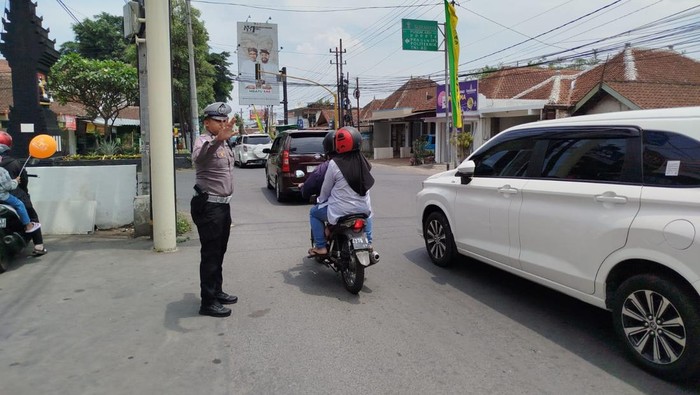 Satlantas Polres Batu Perkuat Poros Pagi di Titik Rawan Kecelakaan dan Macet