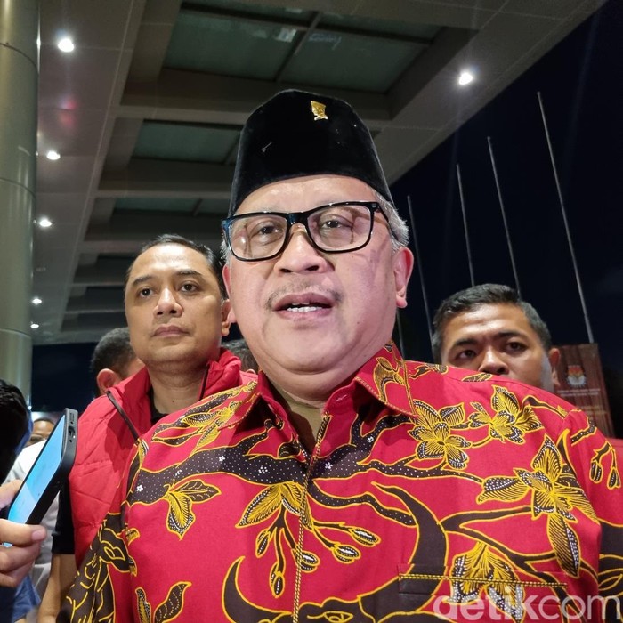 Sekjen PDI Perjuangan Hasto Kristiyanto didampingi Cawali Surabaya Eri Cahyadi di debat terakhur Pilgub Jatim