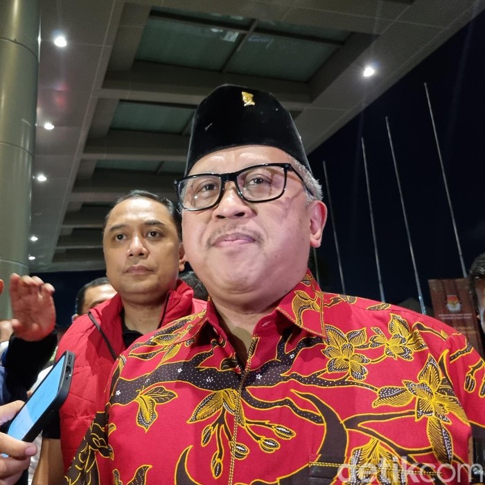 Sekjen PDI Perjuangan Hasto Kristiyanto didampingi Cawali Surabaya Eri Cahyadi di debat terakhur Pilgub Jatim