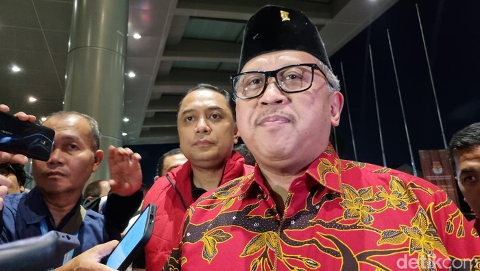 Sekjen PDI Perjuangan Hasto Kristiyanto didampingi Cawali Surabaya Eri Cahyadi di debat terakhur Pilgub Jatim