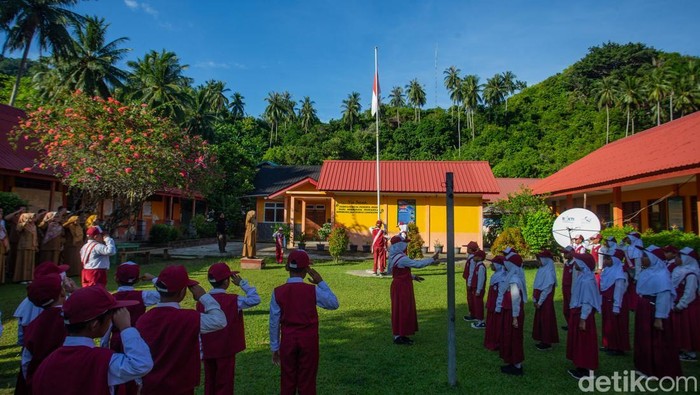 Sekolah di Wilayah 3T Anambas Punya Akses Internet Gratis Sejumlah siswa melakukan upacara bendera di SDN 005 Lembah Rewak, Jemaja, Anambas, Senin (4/11/2024).