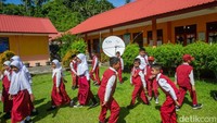 Sementara para siswa dikenalkan literasi dan numerasi dimana para siswa harus bisa menyimpulkan cerita-cerita yang disampaikan seseorang lalu diceritakan kembali. Sementara numerasi para siswa diajarkan berkaitan dengan hitungan.  